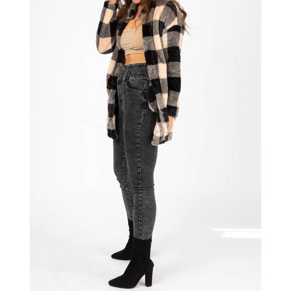 NEW TREND:NOTES 3 button jeans in black acid wash - Picture 2 of 4